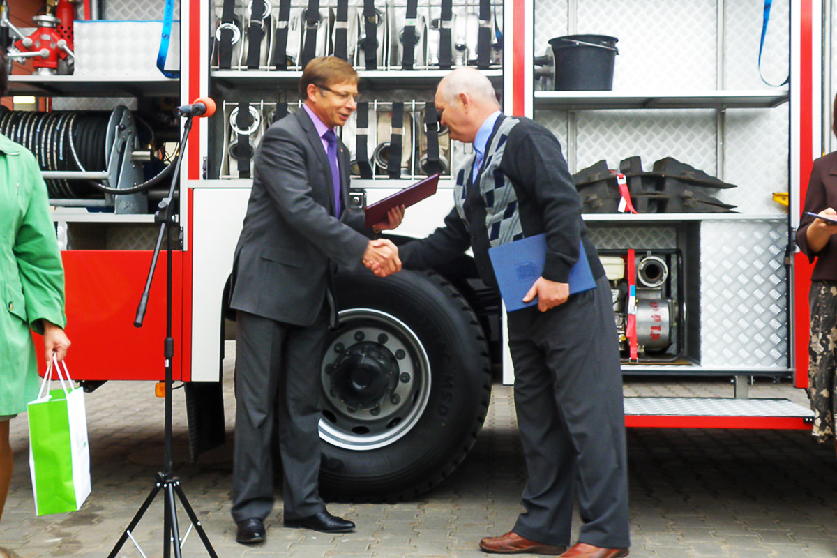 2010 - przekazanie nowego samochodu strażackiego